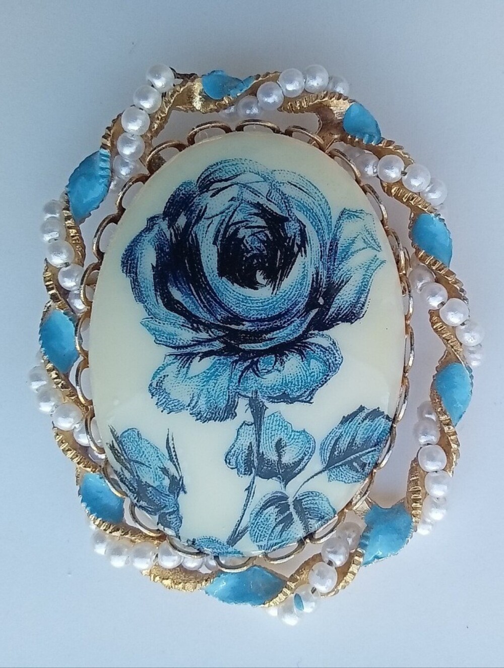 Vintage style cameo-style flower brooch With Blue Rose